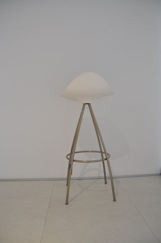 Taburete Stua Onda Visón, blanco y acero inox mate