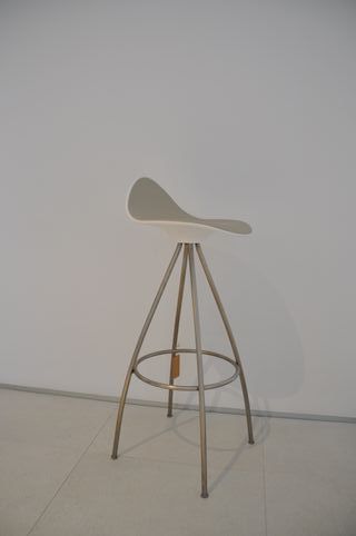 Taburete Stua Onda Visón, blanco y acero inox mate