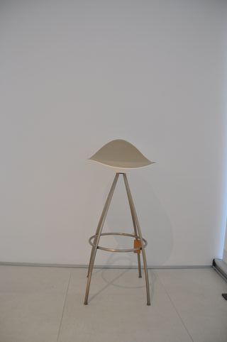 Taburete Stua Onda Visón, blanco y acero inox mate