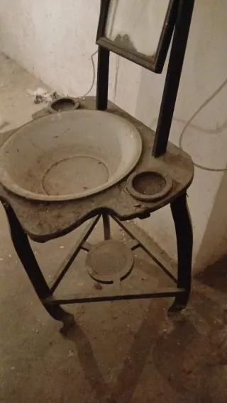 Palanganero Antiguo Hierro con Palangana.