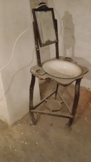 Palanganero Antiguo Hierro con Palangana.