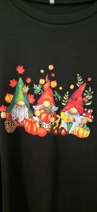 Maglietta nera con stampa gnomi autunnali