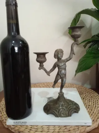 Antiguo candelabro bronce porta velas querubin