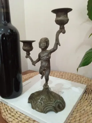 Antiguo candelabro bronce porta velas querubin