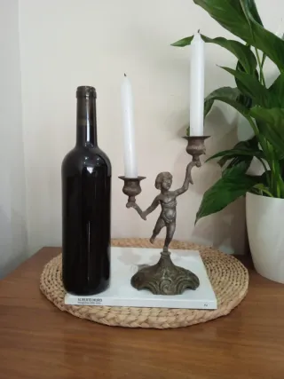 Antiguo candelabro bronce porta velas querubin