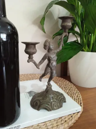 Antiguo candelabro bronce porta velas querubin