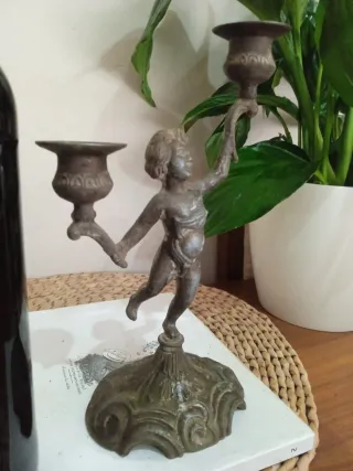 Antiguo candelabro bronce porta velas querubin