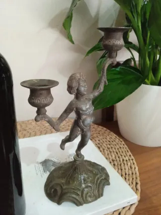 Antiguo candelabro bronce porta velas querubin