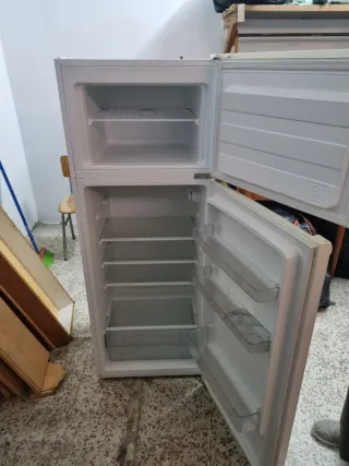 Nevera blanca con congelador