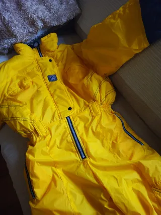 Mono de nieve amarillo usado