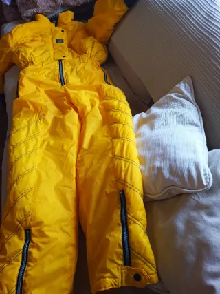 Mono de nieve amarillo usado