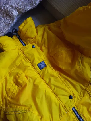 Mono de nieve amarillo usado