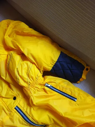 Mono de nieve amarillo usado