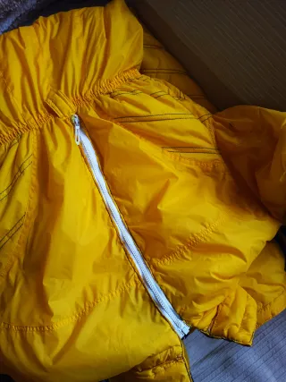 Mono de nieve amarillo usado