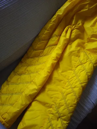 Mono de nieve amarillo usado