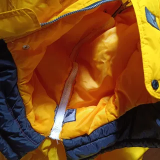 Mono de nieve amarillo usado