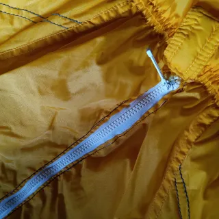 Mono de nieve amarillo usado