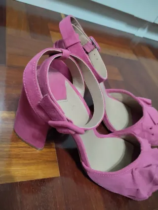 Sandalias rosas con volantes