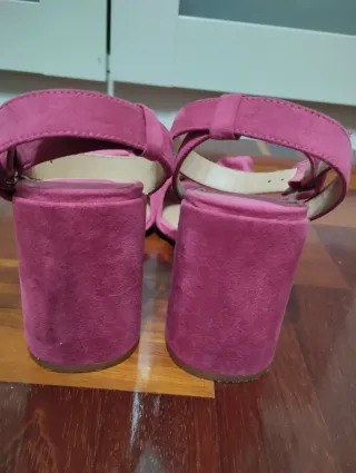 Sandalias rosas con volantes