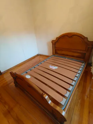 Cama y Espejo Madera Castaño