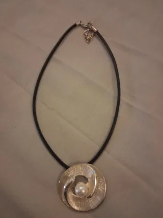 Colgante plateado con perla y cordón negro