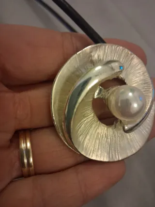 Colgante plateado con perla y cordón negro