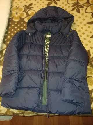 Abrigo de plumas azul con capucha. Talla 14