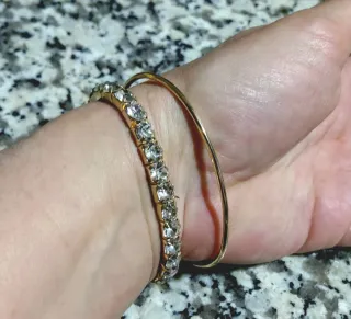 Pulseras doradas con pedrería