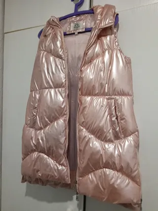 Chaleco acolchado rosa con capucha