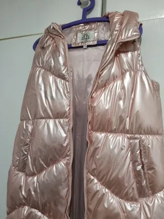 Chaleco acolchado rosa con capucha