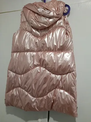 Chaleco acolchado rosa con capucha