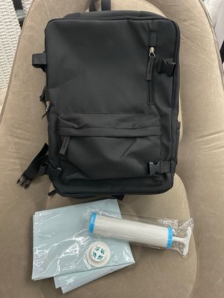 Mochila negra con bolsa de vacío e inflador