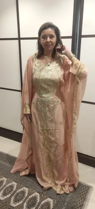 Vestido árabe rosa bordado importado de Katar