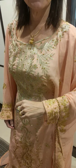 Vestido árabe rosa bordado importado de Katar