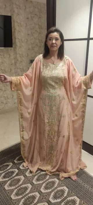 Vestido árabe rosa bordado importado de Katar