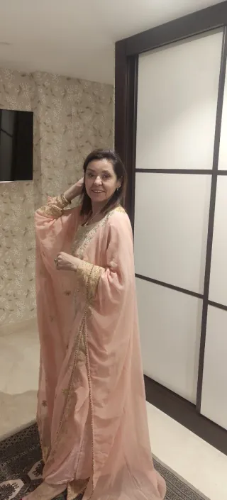 Vestido árabe rosa bordado importado de Katar