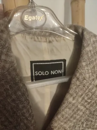 Chaqueta Beige con Botones Dorados