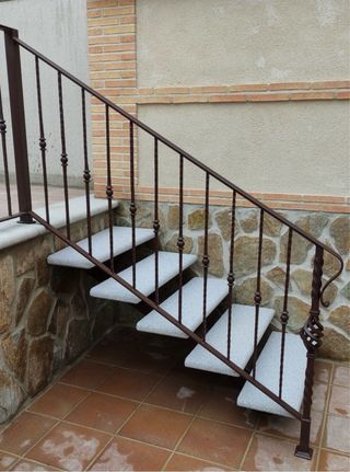 Escalera metálica con peldaños de granito