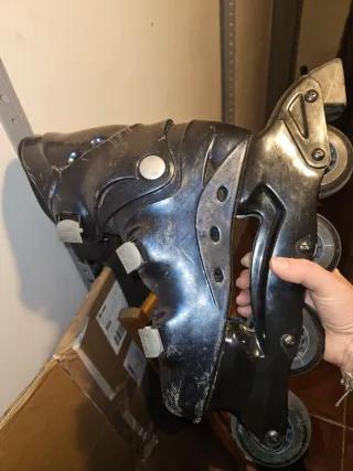 Patines en línea negros y azul marino