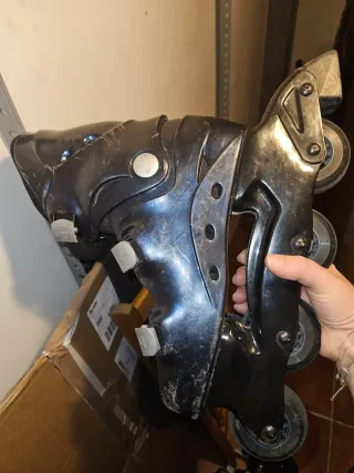 Patines en línea negros y azul marino