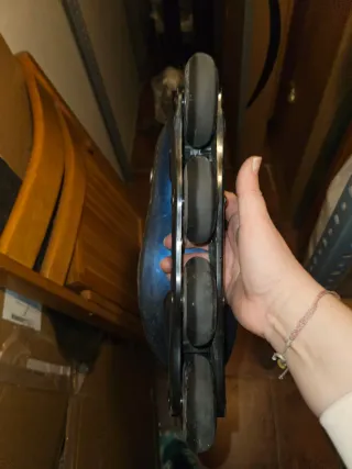 Patines en línea negros y azul marino