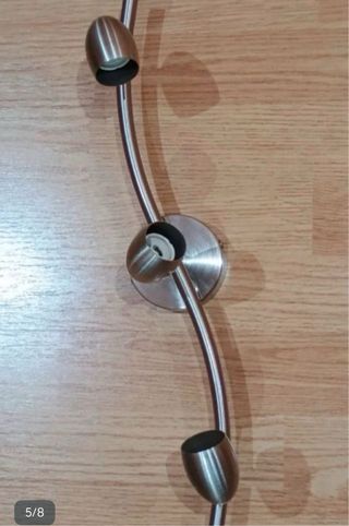 Lámpara moderna plateada y blanca