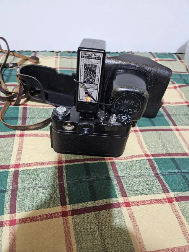 Cámara Zenit con flash y funda
