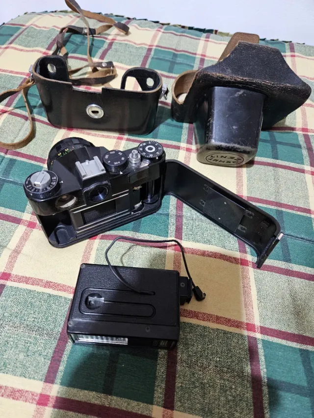 Cámara Zenit con flash y funda