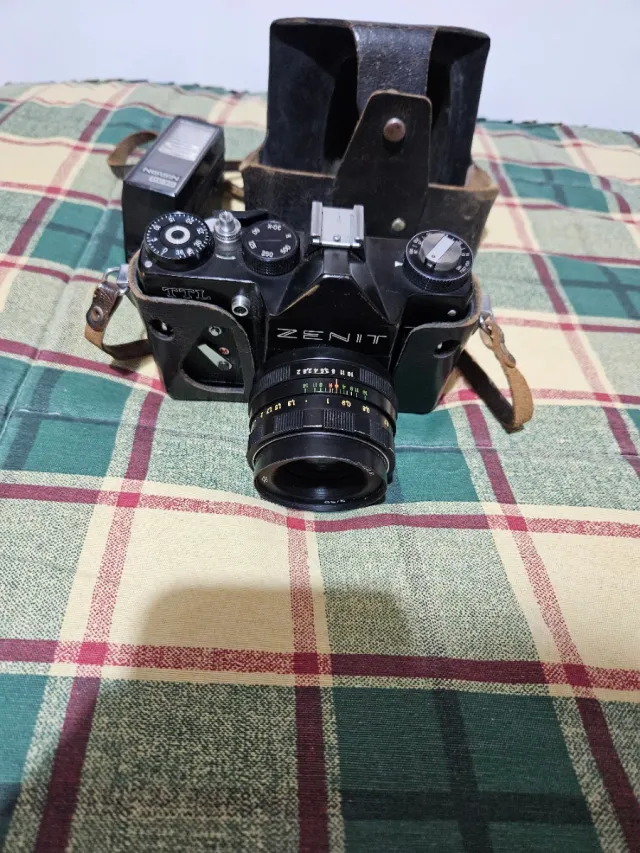 Cámara Zenit con flash y funda