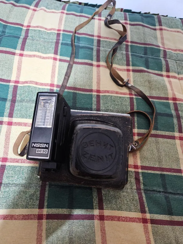 Cámara Zenit con flash y funda