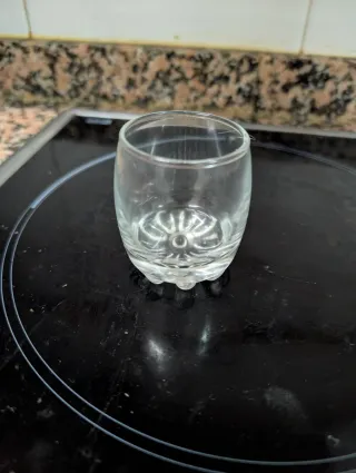Copas de cristal con borde dorado y vasos pequeños