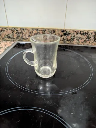 Copas de cristal con borde dorado y vasos pequeños