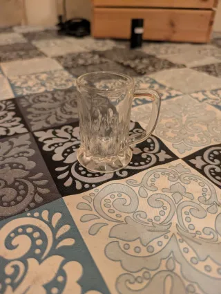 Copas de cristal con borde dorado y vasos pequeños