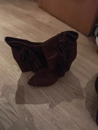 Botines cuña marrones con flecos